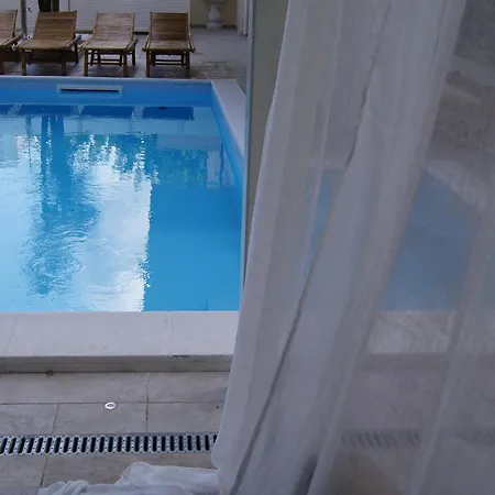 Apartment Front With Pool *