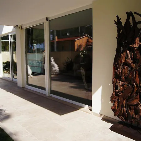 Front With Pool Apartment