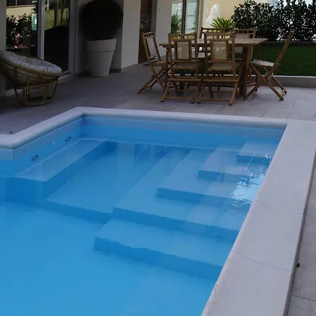 Front With Pool Apartment